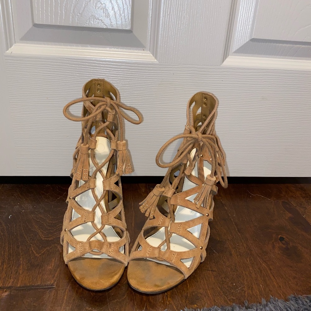Jessica Simpson thick heels!